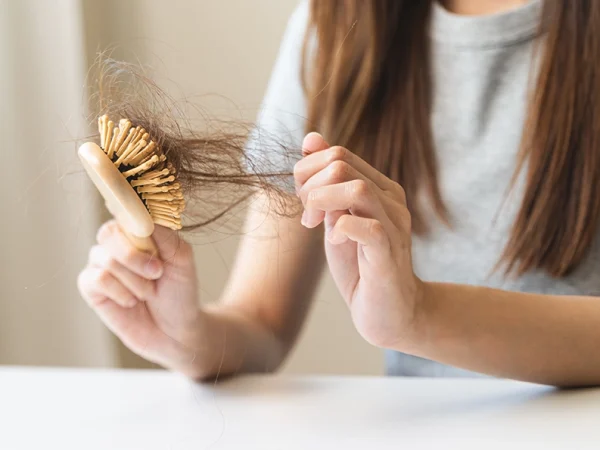 closeup-young-woman-brushing-her-hair-have-many-hair-loss-comb kopia