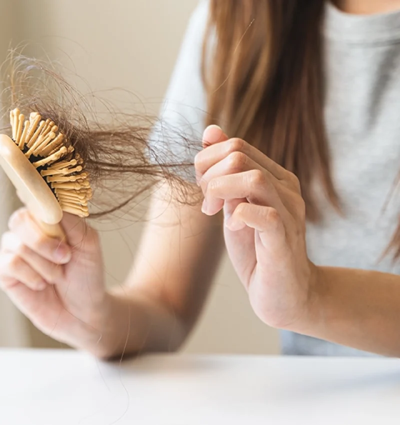 closeup-young-woman-brushing-her-hair-have-many-hair-loss-comb kopia